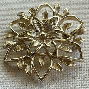 🌼 Vintage Sarah Coventry Gold-Tone Layered Flower Brooch Pin
